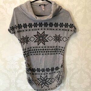 Short sleeve gray and Black patterned t-shirt